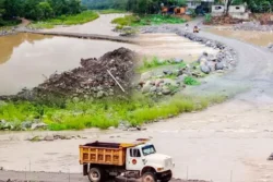 Mantienen abierto paso provisional sobre río Claro en Tepehuacán tras lluvias