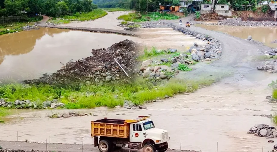 Mantienen abierto paso provisional sobre río Claro en Tepehuacán tras lluvias