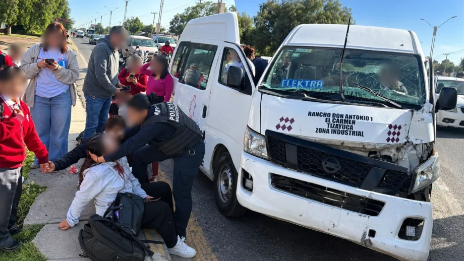 Choque entre colectiva y tractocamión deja 12 lesionados en la México–Pachuca