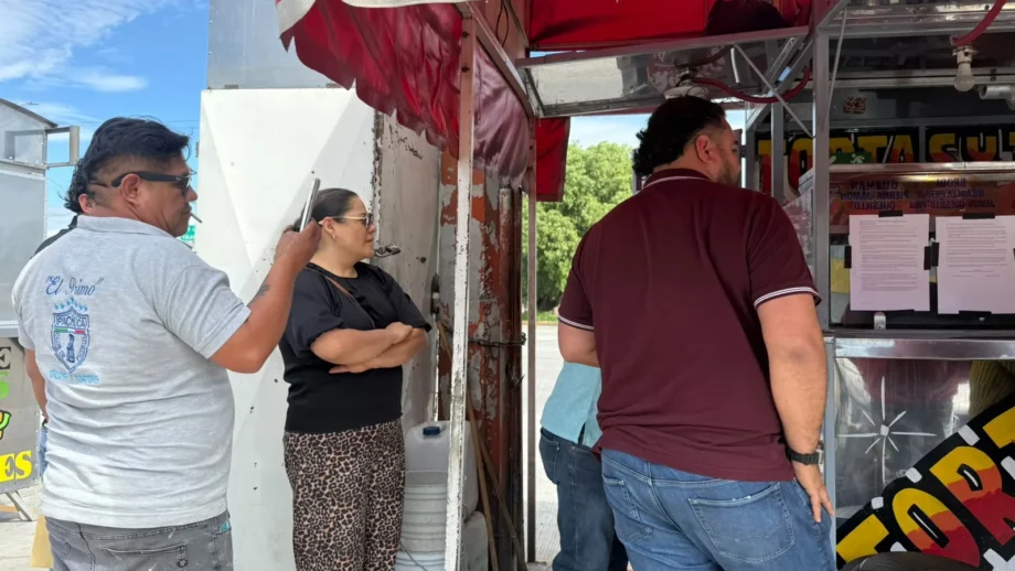 Comerciantes reabren puestos frente a Plaza del Valle pese a restricción del Ayuntamiento de Pachuca — imagen 2 Comerciantes reabren puestos frente a Plaza del Valle pese a restricción del Ayuntamiento de Pachuca — imagen 2