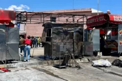 Comerciantes reabren puestos frente a Plaza del Valle pese a restricción del Ayuntamiento de Pachuca