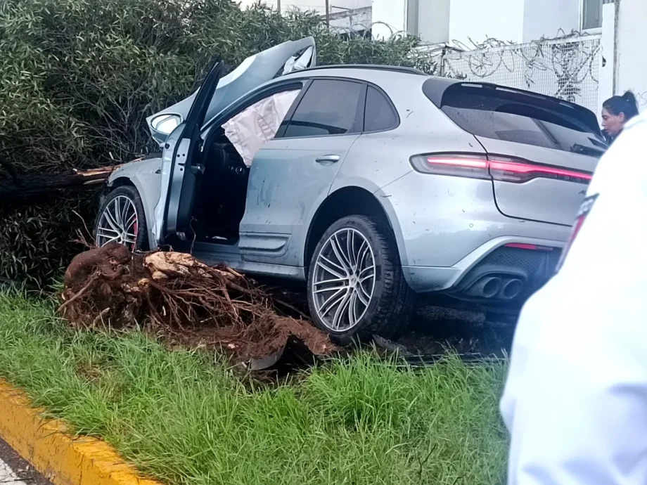 David Penchyna sufre accidente en Pachuca; viajaba en camioneta Porsche — imagen 2 David Penchyna sufre accidente en Pachuca; viajaba en camioneta Porsche — imagen 2