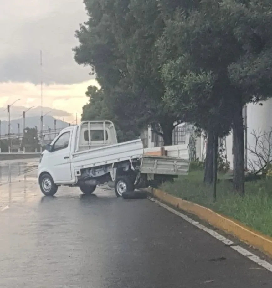 David Penchyna sufre accidente en Pachuca; viajaba en camioneta Porsche — imagen 2 David Penchyna sufre accidente en Pachuca; viajaba en camioneta Porsche — imagen 2