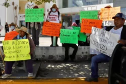 Dos protestas reciben a Guillermo Olivares en el Congreso; exigen liberar a tres detenidos