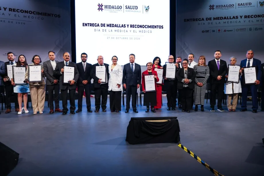 Julio Menchaca reconoce trayectoria de 18 médicos de Hidalgo por su labor en el sector salud — imagen 2 Julio Menchaca reconoce trayectoria de 18 médicos de Hidalgo por su labor en el sector salud — imagen 2