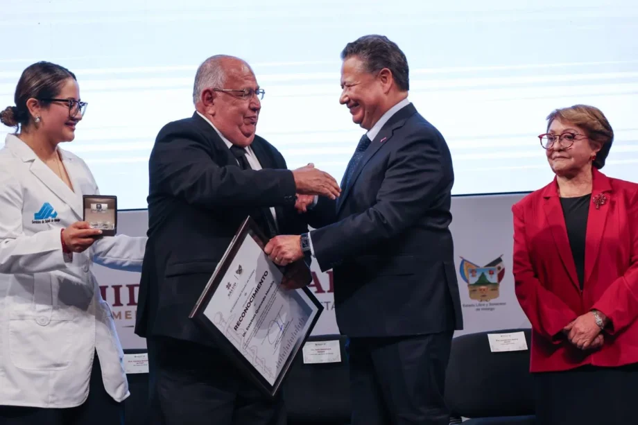 Julio Menchaca reconoce trayectoria de 18 médicos de Hidalgo por su labor en el sector salud — imagen 3 Julio Menchaca reconoce trayectoria de 18 médicos de Hidalgo por su labor en el sector salud — imagen 3