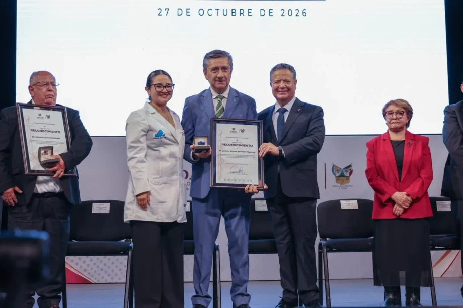 Julio Menchaca reconoce trayectoria de 18 médicos de Hidalgo por su labor en el sector salud — imagen 4 Julio Menchaca reconoce trayectoria de 18 médicos de Hidalgo por su labor en el sector salud — imagen 4