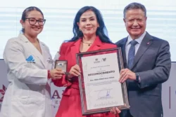 Julio Menchaca reconoce trayectoria de 18 médicos de Hidalgo por su labor en el sector salud