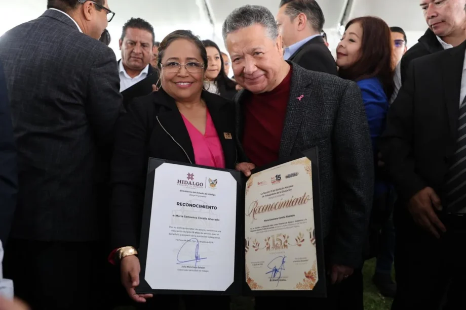 Menchaca reconoce a 2 mil trabajadores de la educación por hasta 50 años de servicio — imagen 3 Menchaca reconoce a 2 mil trabajadores de la educación por hasta 50 años de servicio — imagen 3