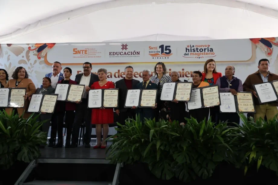 Menchaca reconoce a 2 mil trabajadores de la educación por hasta 50 años de servicio — imagen 4 Menchaca reconoce a 2 mil trabajadores de la educación por hasta 50 años de servicio — imagen 4
