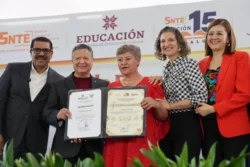 Menchaca reconoce a 2 mil trabajadores de la educación por hasta 50 años de servicio