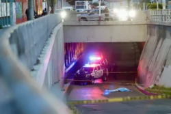 Muere sujeto tras caer a paso a desnivel e impactar auto en Pachuca