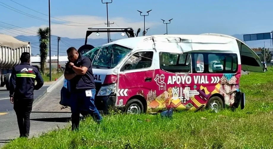 Descartan lesionados en volcadura de unidad del Tuzobús sobre la México-Pachuca